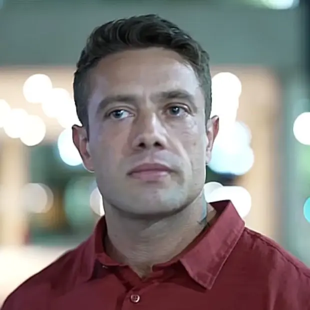 Rafael Cardoso abriu o coração sobre a dependência química, revelou detalhes dos 45 dias de internação e explicou por que, desta vez, acredita estar realmente em recuperação - Reprodução Record TV