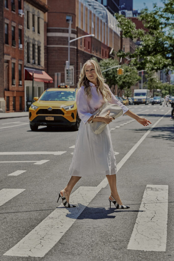 Antes mesmo da estreia, a nova campanha da Arezzo com Sarah Jessica Parker já virou assunto. As imagens inéditas dos bastidores mostram por que agosto promete movimentar o mundo da moda Créditos: Luiza Ferraz