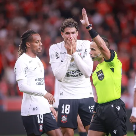 alex gomes stefano deu quatro cartoes amarelos por reclamacoes a jogadores do corinthians 1785720419544 v2 450x450.jpg
