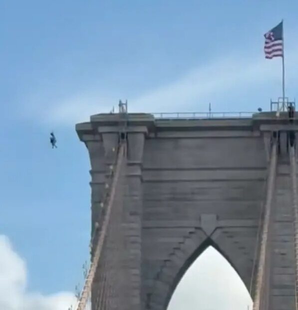 Homem é preso após escalar ponte do Brooklyn