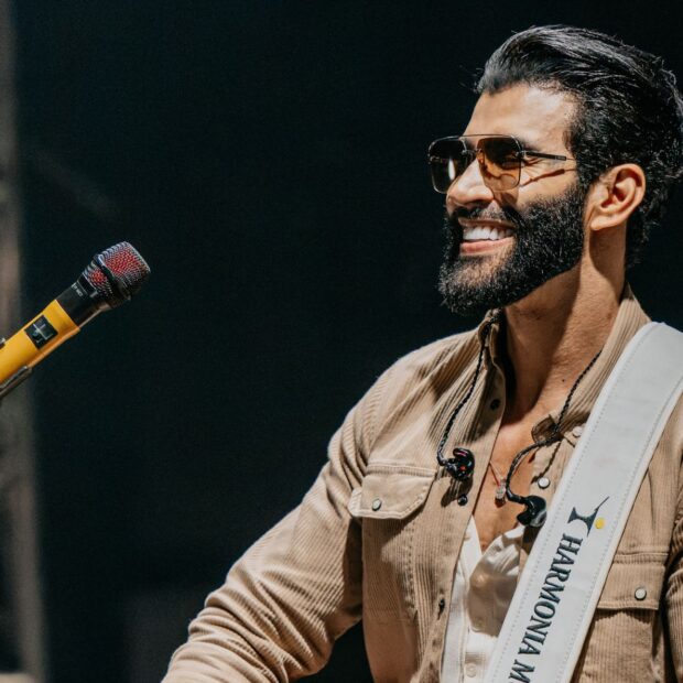 Gusttavo Lima sobe ao palco de Barretos, mas mantém distância da equipe da Globo.