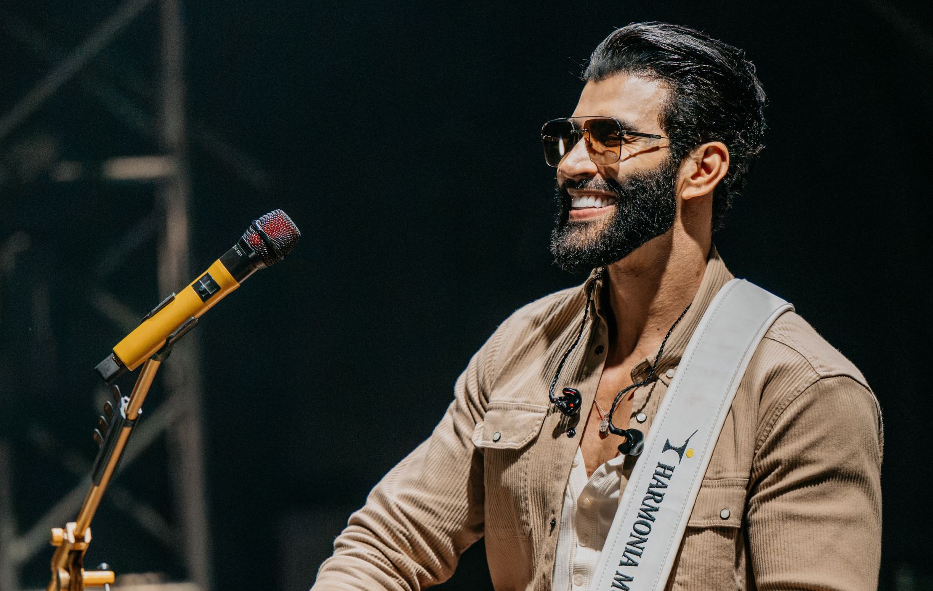 Gusttavo Lima sobe ao palco de Barretos, mas mantém distância da equipe da Globo.