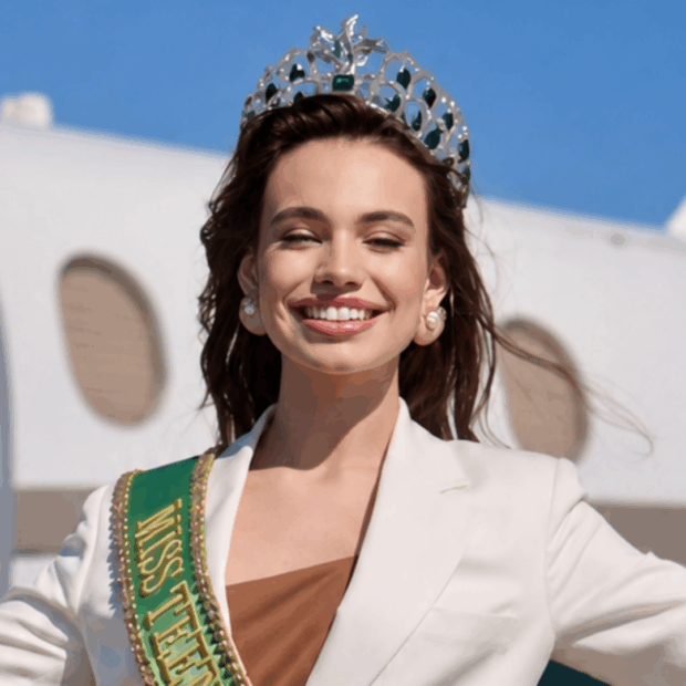 Laura Paola disputará Miss Teen Universo e desfilará na Imperatriz A Miss Teen Universo Brasil Petite Laura Paola intensifica sua preparação para o mundial e o Carnaval carioca A modelo Laura Paola, coroada como Miss Teen Universo Brasil Petite, vive um momento marcante em sua trajetória ao ser confirmada como representante do país no Miss Teen Universo Internacional. O evento mundial ocorrerá entre os dias 22 e 28 de fevereiro de 2027, na Cidade do Panamá. Além disso, a jovem também brilhará na Marquês de Sapucaí ao aceitar o convite para desfilar pela escola de samba Imperatriz Leopoldinense no Carnaval do Rio de Janeiro.