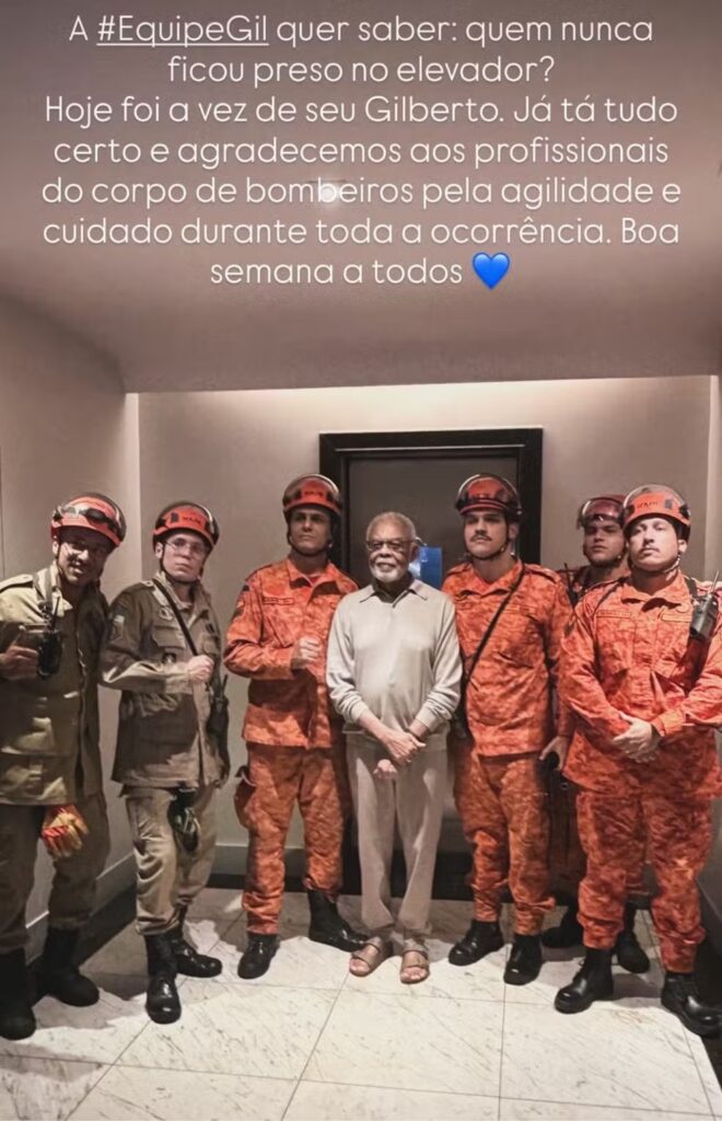 O cantor posou ao lado dos militares depois do susto e agradeceu com a frase “aquele abraço”