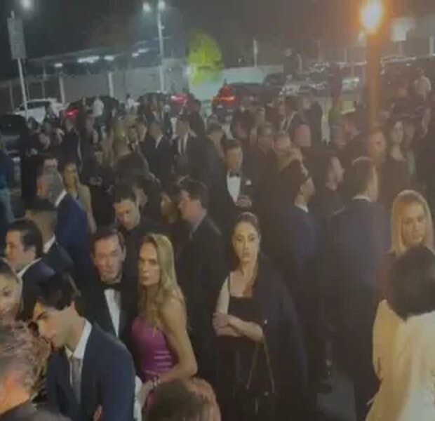 : Convidados do leilão beneficente de Neymar esperaram em pé no estacionamento antes da abertura do acesso