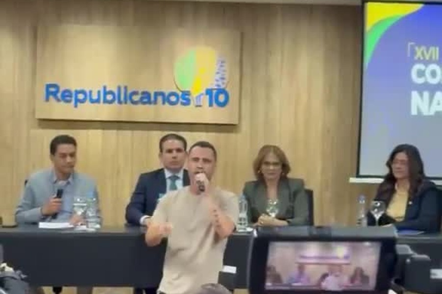 Enquanto o público vibrava, dirigentes ao fundo trocaram olhares de surpresa diante do anúncio ao vivo
