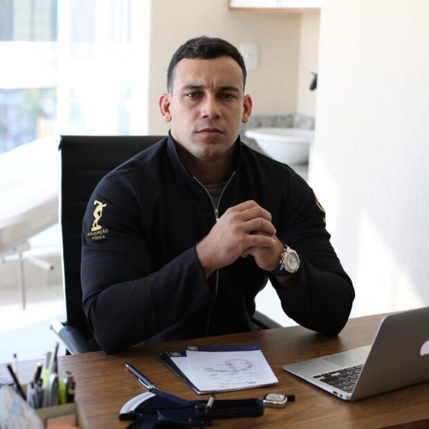 O acúmulo desproporcional e doloroso de gordura nos membros inferiores e superiores, condição conhecida como lipedema, ganhou visibilidade pública após relatos de personalidades brasileiras exporem os desafios do diagnóstico. A busca por respostas terapêuticas colocou as estratégias nutricionais sob os refletores da saúde feminina, gerando debates sobre até onde ajustes no cardápio podem aliviar o quadro clínico. Para esclarecer os limites e as reais contribuições do manejo alimentar nessa condição, o nutricionista e personal trainer Daniel Reis analisa o panorama científico mais recente sobre o tema.