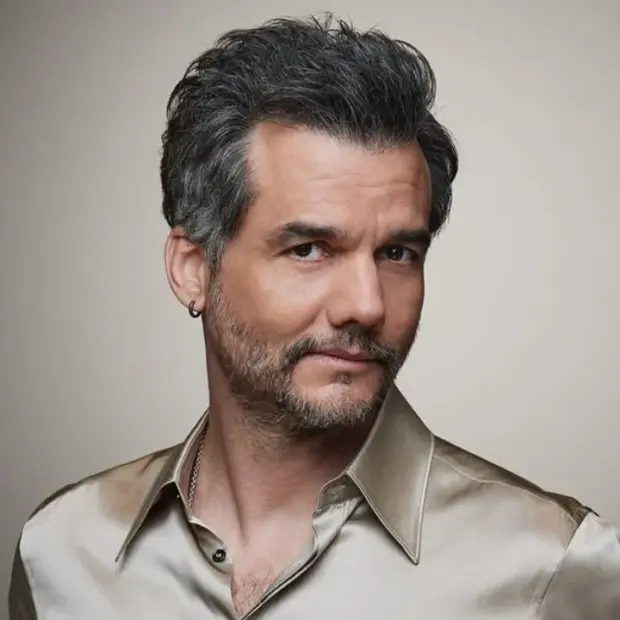 Wagner Moura descobriu que estava indicado ao Oscar durante um voo e comemorou discretamente com uma taça de vinho.