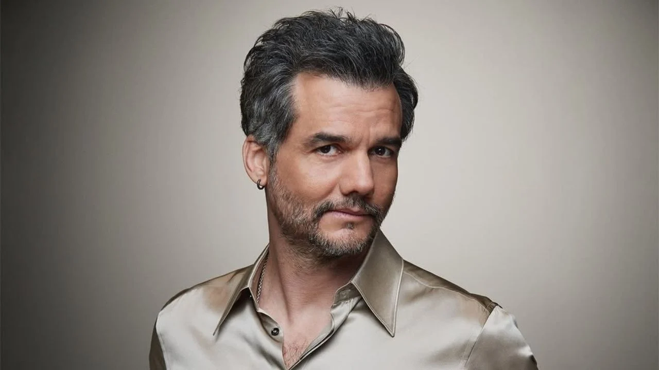 Wagner Moura descobriu que estava indicado ao Oscar durante um voo e comemorou discretamente com uma taça de vinho.