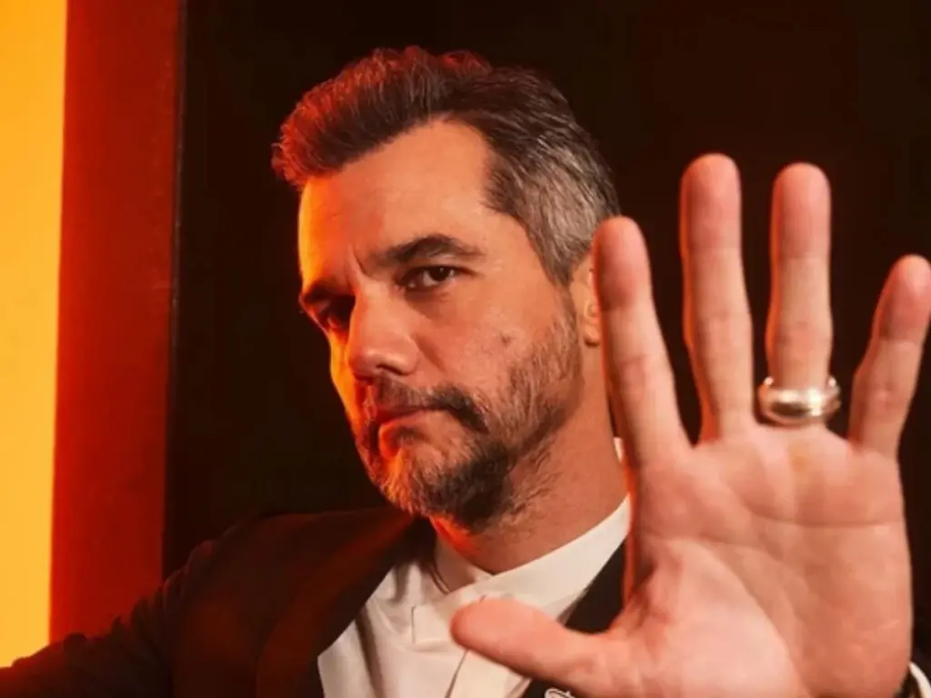 A indicação por O Agente Secreto chegou em pleno voo, mas Wagner Moura escolheu celebrar em silêncio.