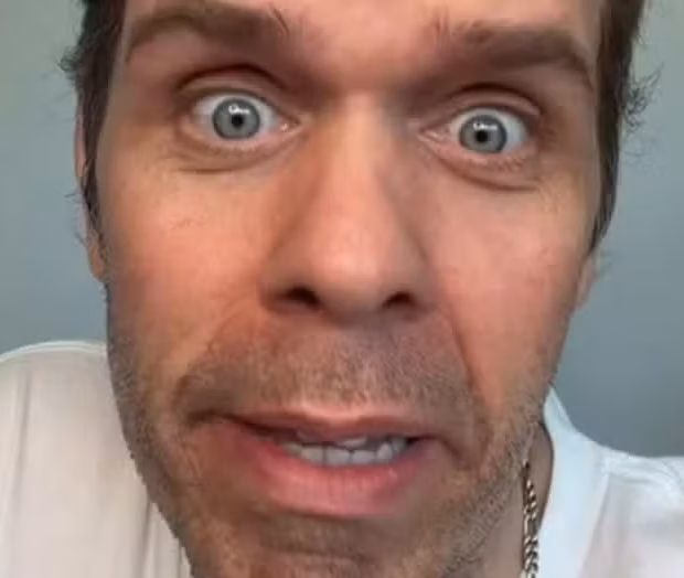 Perez Hilton foi hospitalizado após uma crise durante uma transmissão ao vivo nas redes sociais.