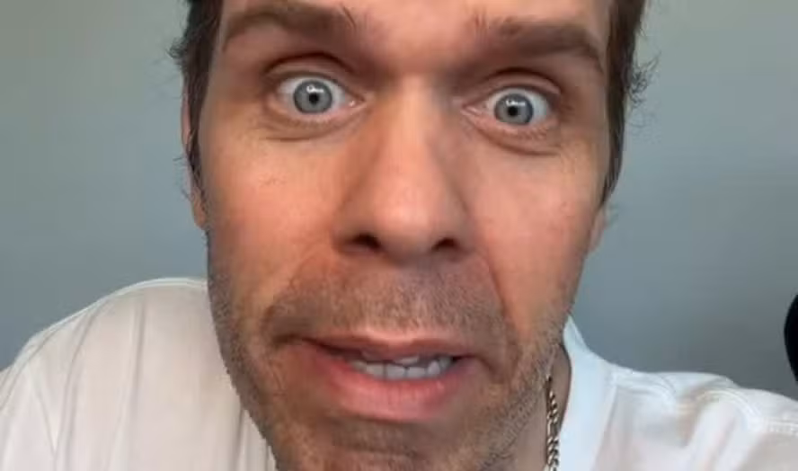 Perez Hilton foi hospitalizado após uma crise durante uma transmissão ao vivo nas redes sociais.