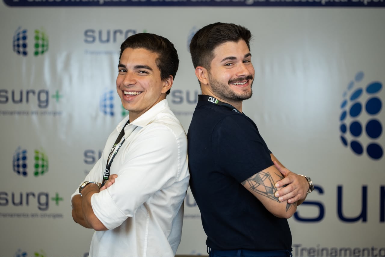 Como parte da programação científica do XXXVI Congresso Brasileiro de Neurocirurgia (CBN26), no Rio de Janeiro, a Surg+ promove, no dia 11 de agosto, uma imersão prática voltada ao aperfeiçoamento de procedimentos minimamente invasivos da coluna. Coordenada pelo neurocirurgião Haroldo Chagas e impulsionada pelos fundadores da Surg+, Henrique Magno e Bernardo Soares, a iniciativa reúne médicos de todo o país para um treinamento hands-on focado em atualizar a prática médica e consolidar a autoridade técnica da neurocirurgia nacional.
