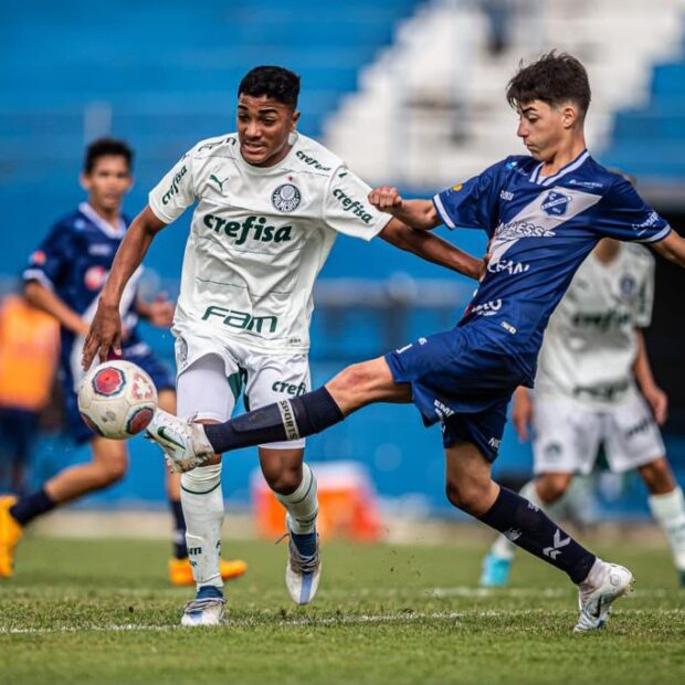 A migração precoce de atletas sul-americanos para o continente europeu representa um dos movimentos mais competitivos do mercado esportivo global. Aos 19 anos, o defensor paulista Lucas Gabriel vivencia essa transição ao integrar o elenco do NK Milka Trnina Vezišće, clube da Croácia. Com passagens pelas categorias de base do EC Taubaté, EC Suzano, Atlético Guaratinguetá e EC São José, o jovem canhoto de 1,83m atua como zagueiro, lateral-esquerdo e volante, consolidando uma trajetória marcada pelo amadurecimento tático e pela busca de espaço em uma das ligas mais físicas do Leste Europeu.