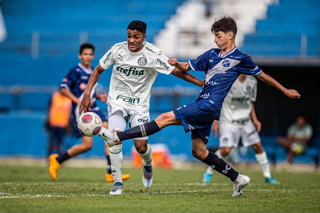 A migração precoce de atletas sul-americanos para o continente europeu representa um dos movimentos mais competitivos do mercado esportivo global. Aos 19 anos, o defensor paulista Lucas Gabriel vivencia essa transição ao integrar o elenco do NK Milka Trnina Vezišće, clube da Croácia. Com passagens pelas categorias de base do EC Taubaté, EC Suzano, Atlético Guaratinguetá e EC São José, o jovem canhoto de 1,83m atua como zagueiro, lateral-esquerdo e volante, consolidando uma trajetória marcada pelo amadurecimento tático e pela busca de espaço em uma das ligas mais físicas do Leste Europeu.
