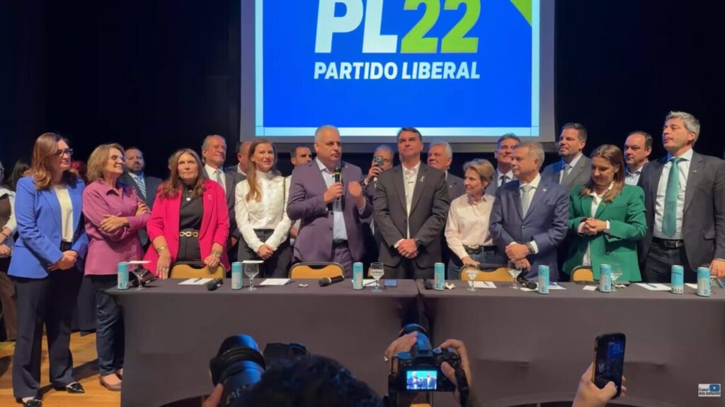 Flávio Bolsonaro anunciou Gaspar após fracassar em negociações com partidos do Centrão para indicar o vice