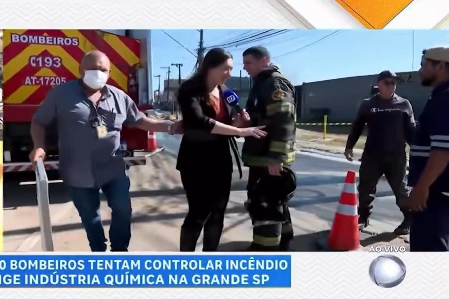Paola Vianna, repórter da Record, caiu em um bueiro durante entrada ao vivo no Hoje em Dia