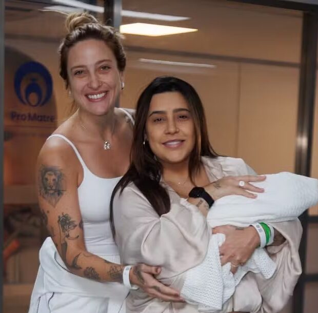 Lauana Prado deixou a maternidade com o filho Dom nos braços nesta quarta-feira (5)