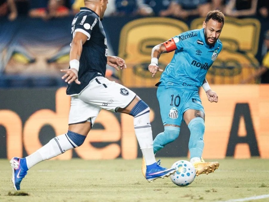 Neymar participou do gol da classificação do Santos, mas virou assunto pela confusão após o jogo