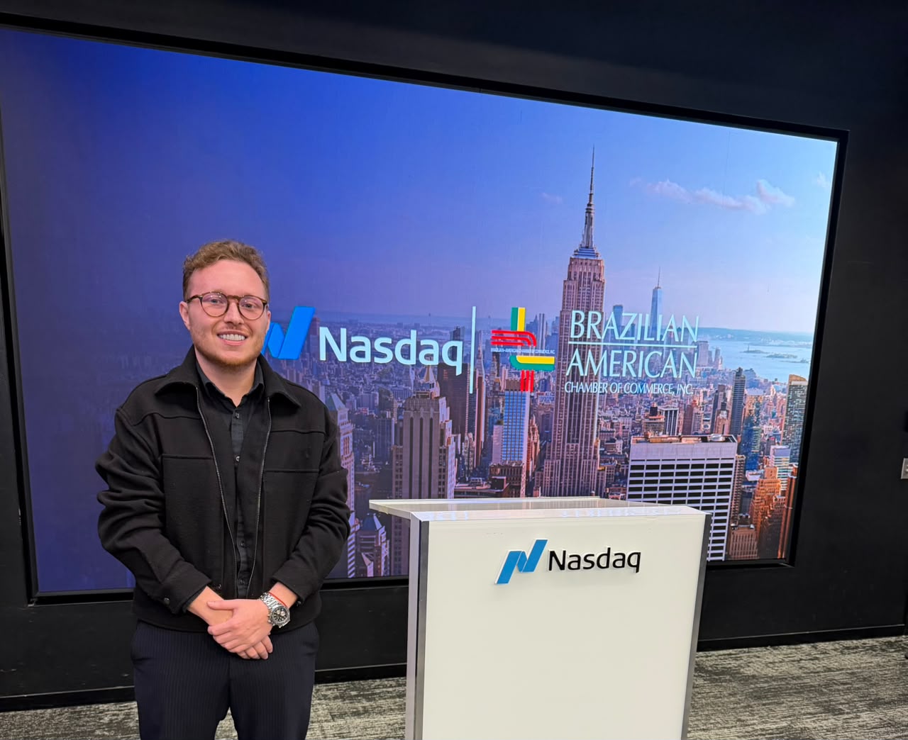 À frente da N+G Media e da Publik, o empresário Renan Pollak antecipou essa virada de chave no mercado. Para Pollak, a presença de uma companhia em Nova York durante a Brazilian Week não pode mais ser tratada como mera participação passiva ou presença de marca superficial. O ecossistema atual exige uma estratégia integrada de posicionamento corporativo, capaz de transformar encontros de alto nível em reputação mensurável, atração de capital e blindagem institucional. A demanda crescente por ativações customizadas, estratégias de imprensa internacional e campanhas de impacto desenhadas sob medida para essa semana reflete a maturidade de empresas que entenderam o peso de falar diretamente aos maiores tomadores de decisão do mundo.