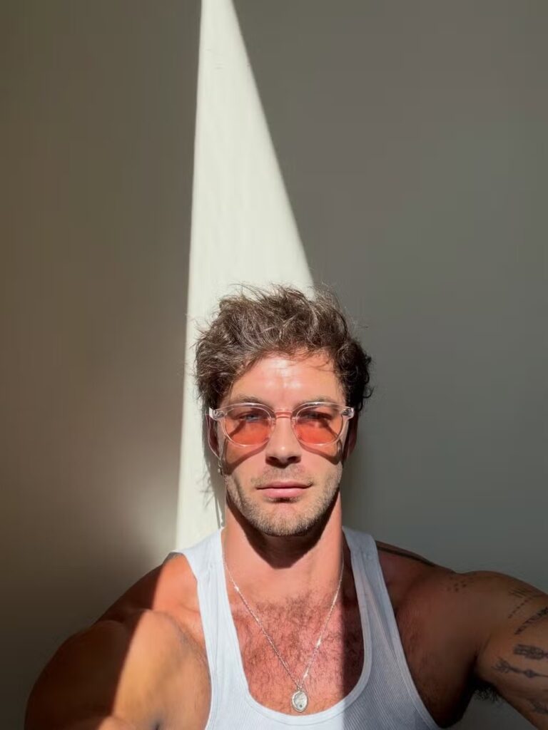 O modelo disse que não é “gay, nem garoto de programa” e que estava no barco como amigo de longa data
