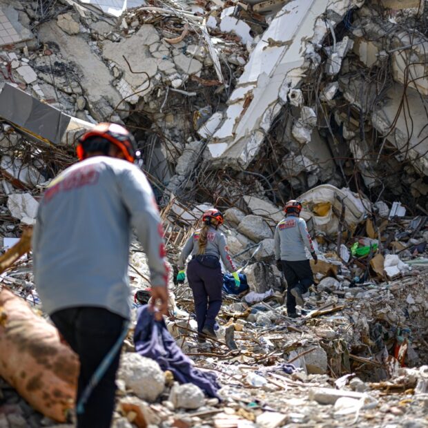 venezuela earthquake aftermath rescue teams