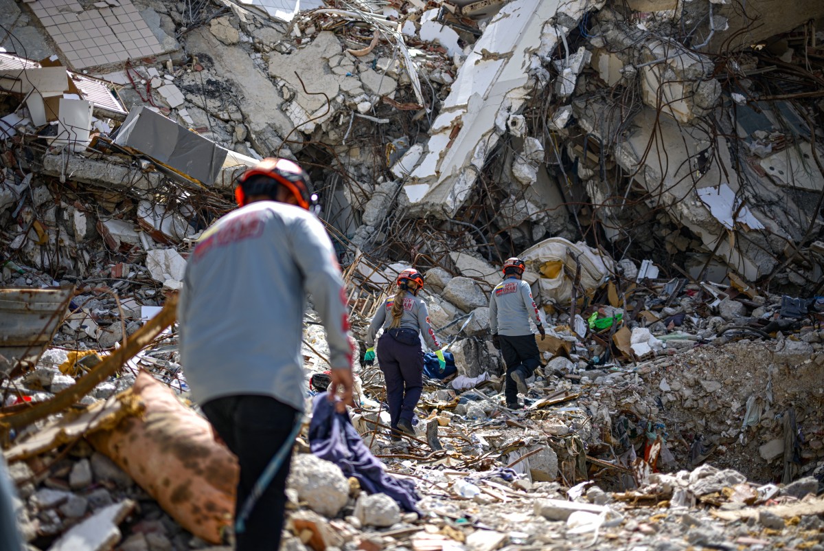 venezuela earthquake aftermath rescue teams