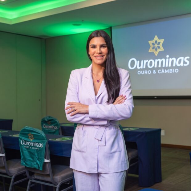 O Dia dos Pais de 2026 deve combinar intenção de consumo, disputa por atenção e maior cobrança por representatividade nas campanhas. Segundo levantamento da Globo Ads, 57% dos brasileiros pretendem comemorar a data neste ano, 58% devem concluir as compras em lojas físicas e a decisão tende a se concentrar nos 15 dias anteriores à comemoração. O estudo também aponta que 60% dos consumidores prestam atenção às campanhas da data, mas apenas 26% dos pais se sentem representados nas propagandas atuais. Em São Paulo, a FecomercioSP projeta alta de 0,7% nas vendas do varejo ligadas ao Dia dos Pais, com incremento estimado de R$ 567 milhões em relação ao mesmo período de 2025. Os números ajudam a explicar por que marcas de diferentes setores tentam disputar espaço na data com mensagens menos centradas apenas na compra e mais conectadas a vínculo, reconhecimento e permanência. É nesse cenário que a Ourominas apresenta a ação “O legado vale ouro”, voltada ao Dia dos Pais. A proposta é posicionar o ouro físico e o Cartão OuroFácil como alternativas aos presentes tradicionais, unindo valor sentimental e patrimonial.