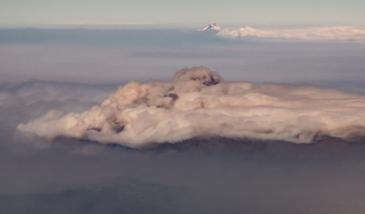 thousands told to evacuate as wildfires worsen in washington state