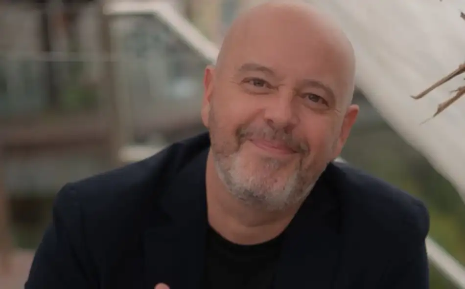 Diagnóstico de miastenia ajudou a esclarecer episódio vivido por Alex Escobar durante cobertura esportiva em junho.
Créditos: Reprodução/TV Globo