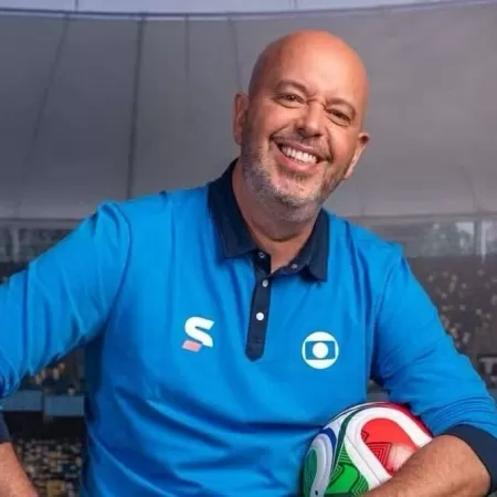presentador da TV Globo está de férias e segue em recuperação após procedimento realizado no Rio de Janeiro.