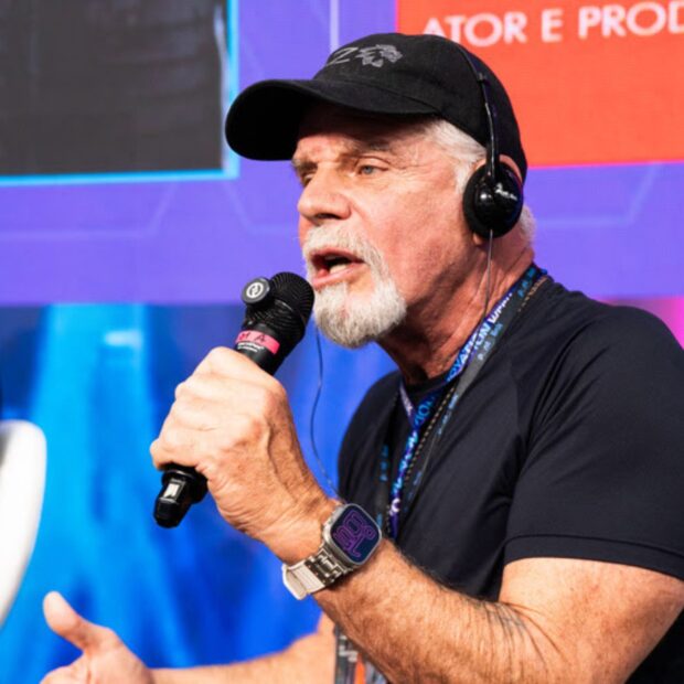 Raul Gazolla detona a invisibilidade dos 50+ e faz 71 anos nesta sexta Raul Gazolla debateu o poder de compra do consumidor 50+ no Rio Innovation Week, ao lado de executivos da Fiftymore, da InvestSmart/XP e da Supera. Na mesa montada para discutir a geração prateada, ele era o único que já pertence a ela. Estou em Ibiza, sentada no Café Mambo desde cedo porque mesa na hora do pôr do sol aqui se disputa como herança de família, e o telefone tocou antes da primeira taça chegar. Era uma fonte minha do mercado publicitário, gritando no meio do barulho do Píer Mauá. Raul Gazolla tinha acabado de sair de um painel sobre consumidor 50+ no Rio Innovation Week, e eu larguei a taça. O painel se chamava “O Consumidor Mais Desejado do Século: Como fidelizar o cliente 50+?”, e o ator dividiu a mesa com gente de terno. Marcelo Soares, CEO da Fiftymore, Bruno Hora, cofundador da InvestSmart/XP, e a empresária e multifranqueada da Supera, Tathiana Tavares, que mediou a conversa. Falaram de inovação, inteligência artificial, saúde digital e novas experiências de consumo, tudo mirando um público que envelhece com cartão de crédito na mão. Gazolla foi direto: “Existe uma geração que não quer mais ser invisível.” Ele disse que envelhecer hoje significa continuar produzindo, criando e ocupando espaço, e soltou isso para uma plateia que passou anos tratando quem tem 50 anos como público de encarte de farmácia. O detalhe que ninguém verbalizou na mesa é que ele era o único ali vivendo o que o painel tentava explicar. A presença dele no evento tem endereço comercial. José Alexandre Ábramo, sócio da Creators Brand, agência que cuida da carreira do ator, sustenta que criador com mais de 50 anos virou demanda real, conversa com a própria geração, ainda fisga público mais novo e destrava licenciamento, palestra e desenvolvimento de produto. Gazolla virou ativo de marca com audiência própria, mais de um milhão de seguidores e agenda de palestrante, e foi exatamente esse pacote que subiu no palco. O Rio Innovation Week fecha nesta sexta no Píer Mauá, na sexta edição, com o tema “Simbiose”, 2 mil startups, cerca de 40 palcos e expectativa de mais de 180 mil visitantes. E tem a coincidência que me fez rir sozinha na varanda: Raul Gazolla nasceu em 7 de agosto de 1955, foi debater o poder da geração prateada e completa 71 anos justamente no último dia do evento. Parabéns pelo aniversário e, principalmente, pelo timing.