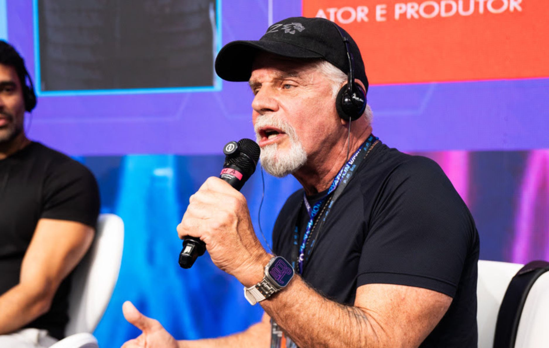 Raul Gazolla detona a invisibilidade dos 50+ e faz 71 anos nesta sexta Raul Gazolla debateu o poder de compra do consumidor 50+ no Rio Innovation Week, ao lado de executivos da Fiftymore, da InvestSmart/XP e da Supera. Na mesa montada para discutir a geração prateada, ele era o único que já pertence a ela. Estou em Ibiza, sentada no Café Mambo desde cedo porque mesa na hora do pôr do sol aqui se disputa como herança de família, e o telefone tocou antes da primeira taça chegar. Era uma fonte minha do mercado publicitário, gritando no meio do barulho do Píer Mauá. Raul Gazolla tinha acabado de sair de um painel sobre consumidor 50+ no Rio Innovation Week, e eu larguei a taça. O painel se chamava “O Consumidor Mais Desejado do Século: Como fidelizar o cliente 50+?”, e o ator dividiu a mesa com gente de terno. Marcelo Soares, CEO da Fiftymore, Bruno Hora, cofundador da InvestSmart/XP, e a empresária e multifranqueada da Supera, Tathiana Tavares, que mediou a conversa. Falaram de inovação, inteligência artificial, saúde digital e novas experiências de consumo, tudo mirando um público que envelhece com cartão de crédito na mão. Gazolla foi direto: “Existe uma geração que não quer mais ser invisível.” Ele disse que envelhecer hoje significa continuar produzindo, criando e ocupando espaço, e soltou isso para uma plateia que passou anos tratando quem tem 50 anos como público de encarte de farmácia. O detalhe que ninguém verbalizou na mesa é que ele era o único ali vivendo o que o painel tentava explicar. A presença dele no evento tem endereço comercial. José Alexandre Ábramo, sócio da Creators Brand, agência que cuida da carreira do ator, sustenta que criador com mais de 50 anos virou demanda real, conversa com a própria geração, ainda fisga público mais novo e destrava licenciamento, palestra e desenvolvimento de produto. Gazolla virou ativo de marca com audiência própria, mais de um milhão de seguidores e agenda de palestrante, e foi exatamente esse pacote que subiu no palco. O Rio Innovation Week fecha nesta sexta no Píer Mauá, na sexta edição, com o tema “Simbiose”, 2 mil startups, cerca de 40 palcos e expectativa de mais de 180 mil visitantes. E tem a coincidência que me fez rir sozinha na varanda: Raul Gazolla nasceu em 7 de agosto de 1955, foi debater o poder da geração prateada e completa 71 anos justamente no último dia do evento. Parabéns pelo aniversário e, principalmente, pelo timing.