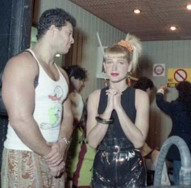 Xuxa aparece com segurança no Teatro Fênix após a tentativa de sequestro em 1991