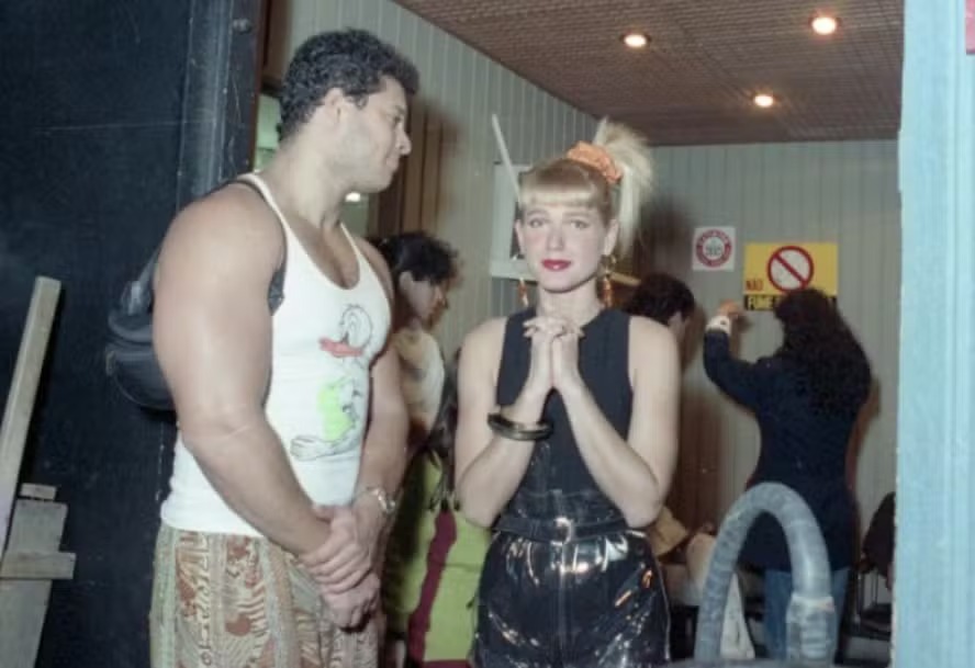 Xuxa aparece com segurança no Teatro Fênix após a tentativa de sequestro em 1991