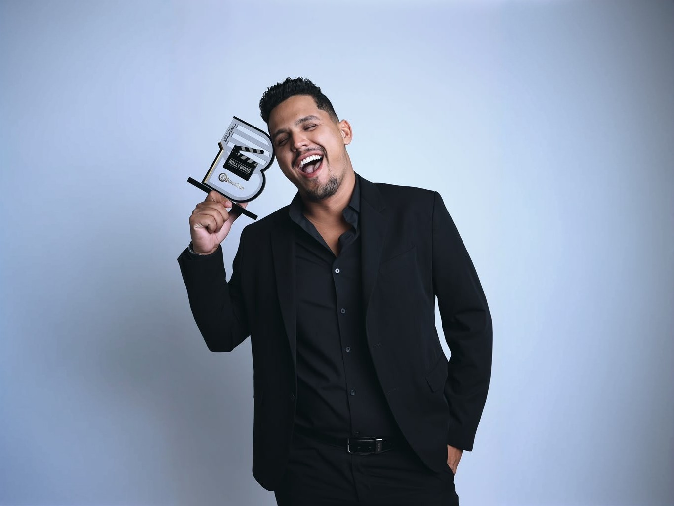 A expansão dos criadores de conteúdo brasileiros no mercado internacional ganha novos contornos com o reconhecimento de talentos no exterior. Em uma solenidade realizada no tradicional hotel SLS Beverly Hills, em Los Angeles, o influenciador digital Matheus Lucas foi contemplado com o troféu de Melhor Influenciador Brasileiro da Califórnia na edição 2026 do Prêmio Tudo Para Brasileiros, Hollywood Edition. A conquista destaca a consolidação do produtor de conteúdo no ecossistema digital norte-americano.