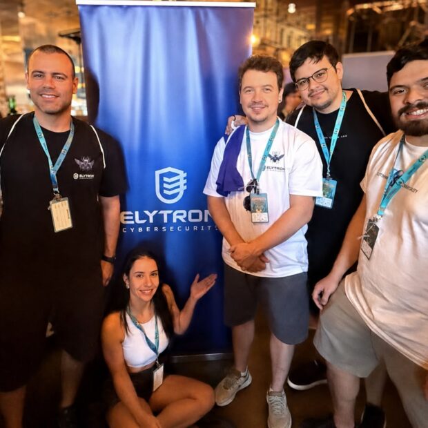A retenção e valorização do capital humano tornaram-se o pilar central para o avanço da tecnologia corporativa. Em uma iniciativa de incentivo e alta capacitação internacional, a Elytron CyberSecurity viabilizou o embarque de uma comitiva formada por dez colaboradores para Las Vegas, nos Estados Unidos, onde vivenciam os maiores encontros globais do ecossistema de defesa digital. Liderada pelo CEO João Brasio, a empresa custeou integralmente a participação do time nos palcos mais prestigiados do setor, associando o reconhecimento do mérito individual ao fortalecimento técnico do negócio.