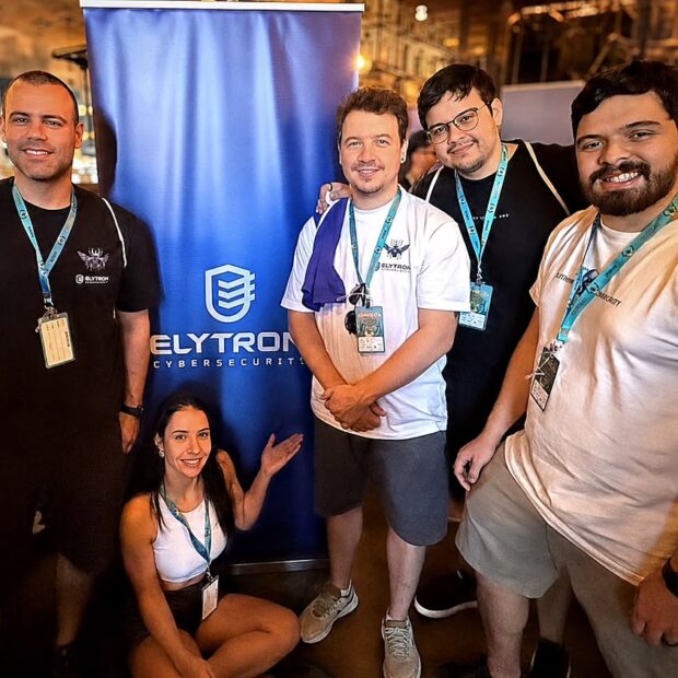 A retenção e valorização do capital humano tornaram-se o pilar central para o avanço da tecnologia corporativa. Em uma iniciativa de incentivo e alta capacitação internacional, a Elytron CyberSecurity viabilizou o embarque de uma comitiva formada por dez colaboradores para Las Vegas, nos Estados Unidos, onde vivenciam os maiores encontros globais do ecossistema de defesa digital. Liderada pelo CEO João Brasio, a empresa custeou integralmente a participação do time nos palcos mais prestigiados do setor, associando o reconhecimento do mérito individual ao fortalecimento técnico do negócio.