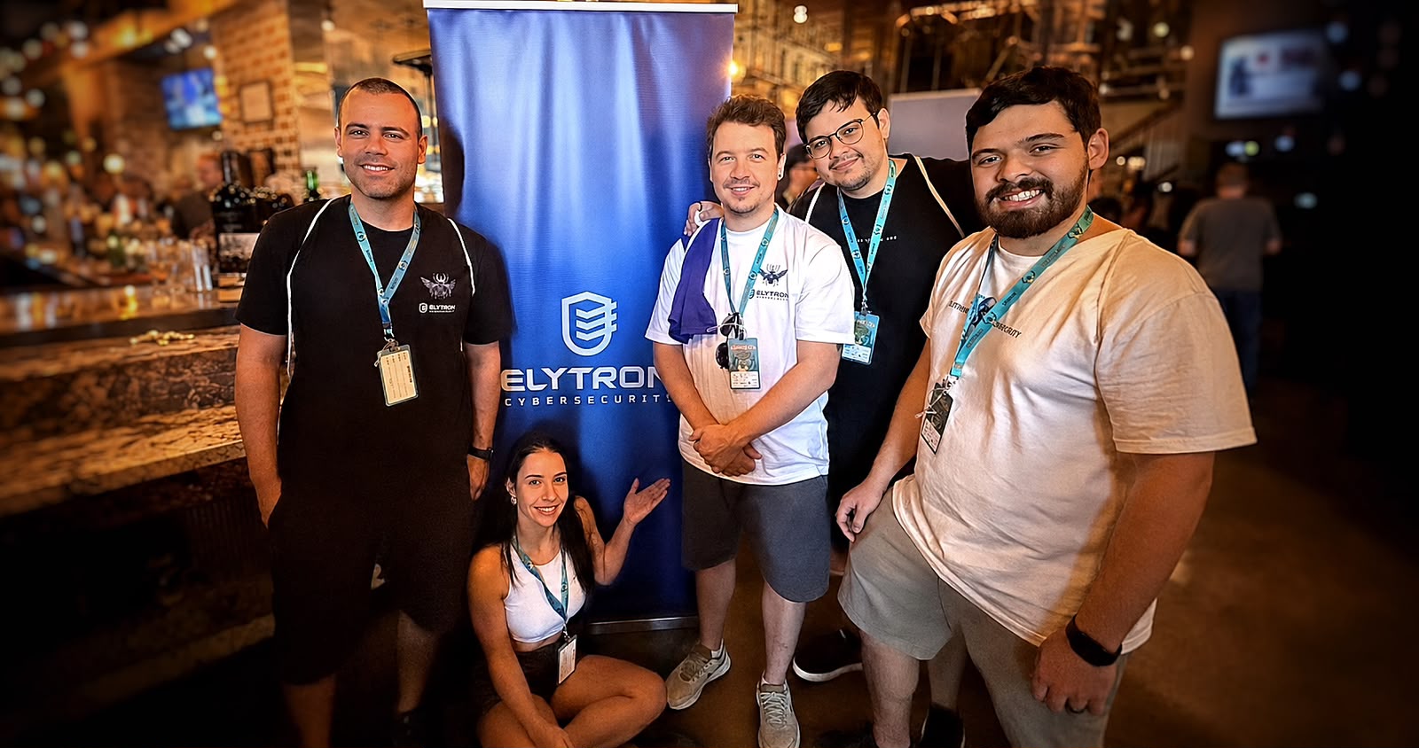A retenção e valorização do capital humano tornaram-se o pilar central para o avanço da tecnologia corporativa. Em uma iniciativa de incentivo e alta capacitação internacional, a Elytron CyberSecurity viabilizou o embarque de uma comitiva formada por dez colaboradores para Las Vegas, nos Estados Unidos, onde vivenciam os maiores encontros globais do ecossistema de defesa digital. Liderada pelo CEO João Brasio, a empresa custeou integralmente a participação do time nos palcos mais prestigiados do setor, associando o reconhecimento do mérito individual ao fortalecimento técnico do negócio.