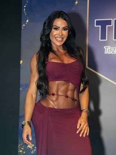 Ainda de andador, Gracyanne Barbosa recebeu de Luciano Huck o convite para retornar à competição na temporada seguinte.
Crédito: Reprodução/TV Globo