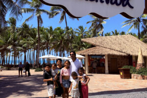 Thiago Viana comemora o primeiro Dia dos Pais ao lado das três filhas no Beach Park.