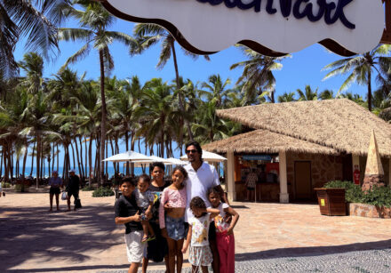 Thiago Viana comemora o primeiro Dia dos Pais ao lado das três filhas no Beach Park.