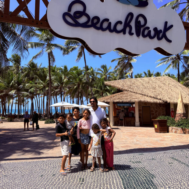 Thiago Viana comemora o primeiro Dia dos Pais ao lado das três filhas no Beach Park.