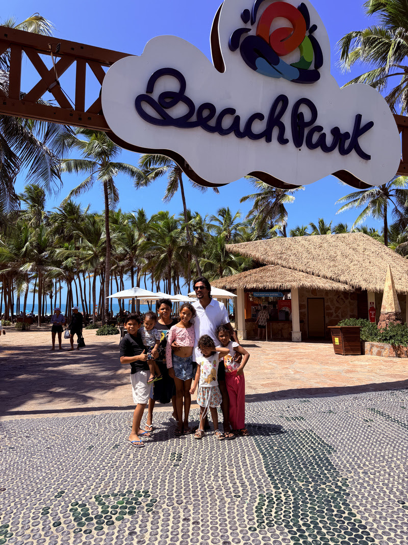 Thiago Viana comemora o primeiro Dia dos Pais ao lado das três filhas no Beach Park.