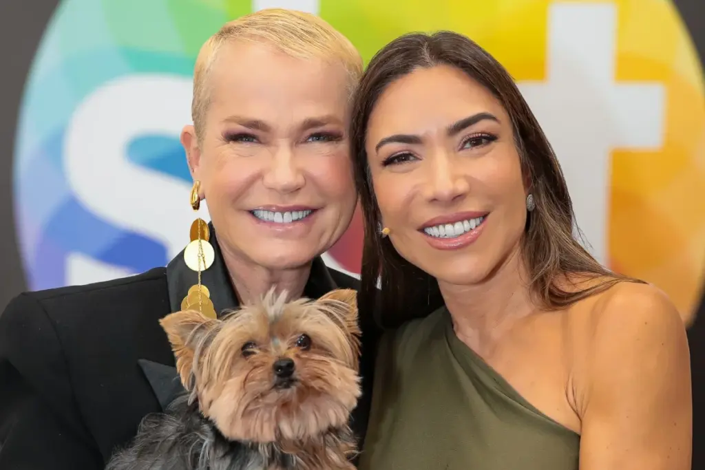 Ao vivo no SBT, Patrícia Abravanel mandou beijo para Xuxa e destacou a admiração que sente pela Rainha dos Baixinhos.