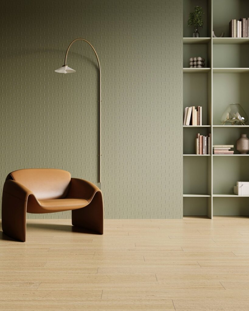 Cocriadora da Decortiles desde 2024, Carol Gay transforma referências urbanas, como bueiros e bocas de lobo, em elementos de design.