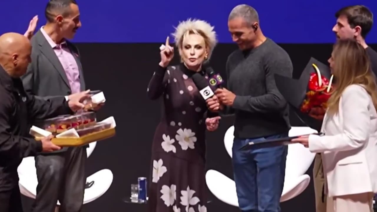 Ana Maria Braga participou de evento na USP e distribuiu coxinhas ao público
