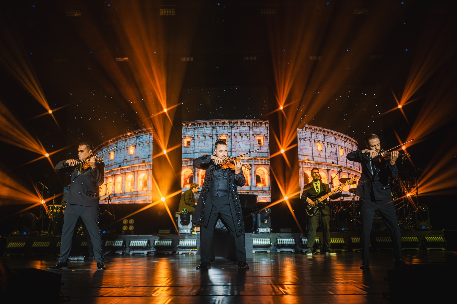 O Corde Vita, um dos maiores espetáculos de violinos do mundo, chega à capital paulista para uma apresentação única no dia 14 de agosto, no palco do Tokio Marine Hall, na zona sul da cidade. Com realização da Wow Entretenimento e direção artística de Juliano K-lcinha, o projeto destaca a participação de três violinistas em uma performance que une os acordes da música erudita a sucessos consagrados do pop e do rock internacional. A experiência imersiva combina música, iluminação, projeções visuais e emoção, proporcionando ao público uma jornada intensa, envolvente e memorável.