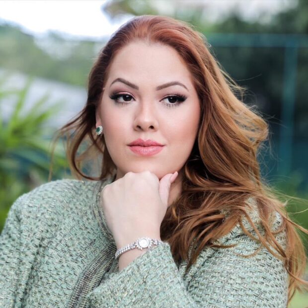 A busca por equilíbrio emocional e conexão interior ganha novos contornos no mercado editorial com o anúncio do próximo lançamento da escritora e espiritualista Jéssica Sensitiva. Consolidando sua trajetória voltada ao desenvolvimento pessoal, a autora prepara a apresentação de sua mais nova obra, intitulada “A Transformação do Agora: Livro de Bênçãos, Orações e Rituais para o Dia a Dia”, durante a programação da Bienal do Livro, em 12 de setembro de 2026. O projeto reflete anos de estudo, experiência e escuta atenta no acompanhamento de indivíduos em busca de orientação pessoal e autoconhecimento.