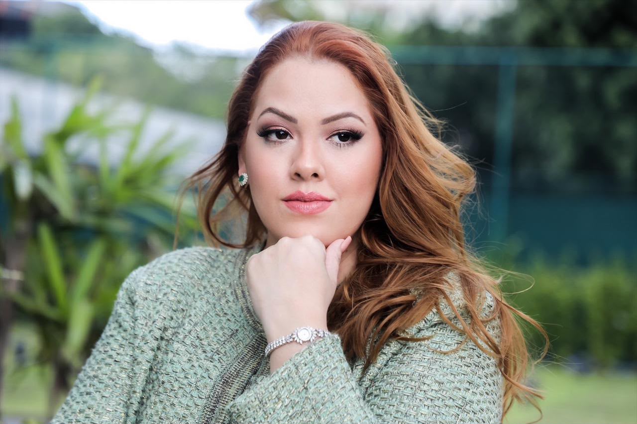 A busca por equilíbrio emocional e conexão interior ganha novos contornos no mercado editorial com o anúncio do próximo lançamento da escritora e espiritualista Jéssica Sensitiva. Consolidando sua trajetória voltada ao desenvolvimento pessoal, a autora prepara a apresentação de sua mais nova obra, intitulada “A Transformação do Agora: Livro de Bênçãos, Orações e Rituais para o Dia a Dia”, durante a programação da Bienal do Livro, em 12 de setembro de 2026. O projeto reflete anos de estudo, experiência e escuta atenta no acompanhamento de indivíduos em busca de orientação pessoal e autoconhecimento.
